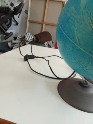 Globo terráqueo con luz