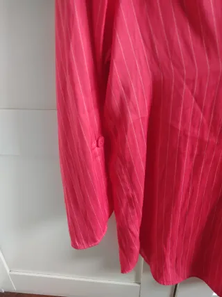 Blusa roja con rayas