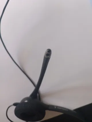 Auriculares Plantronics diadema abiertos.