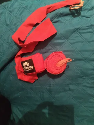 Guantes de boxeo Leone y vendas Venum