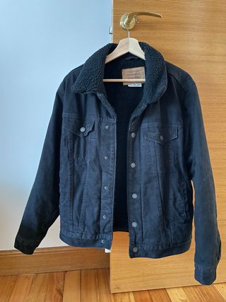 Cazadora vaquera Pull&Bear negra con borreguito