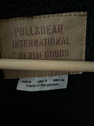 Cazadora vaquera Pull&Bear negra con borreguito