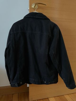 Cazadora vaquera Pull&Bear negra con borreguito