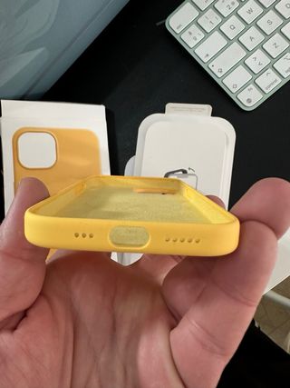 Funda iPhone 15 Amarilla Silicona MagSafe