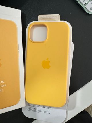 Funda iPhone 15 Amarilla Silicona MagSafe