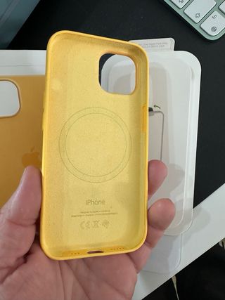 Funda iPhone 15 Amarilla Silicona MagSafe