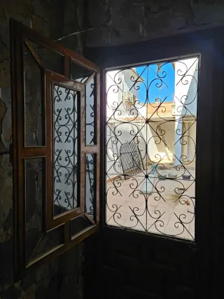 Puerta madera con reja y cristal