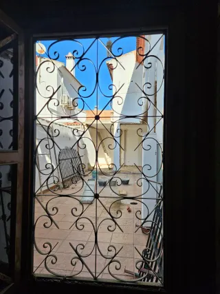 Puerta madera con reja y cristal