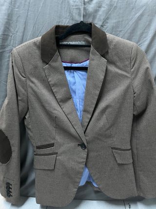 Americana marrón con coderas