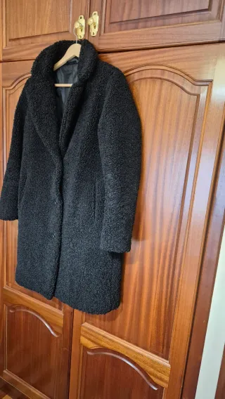 Abrigo negro de pelo sintético Borreguito