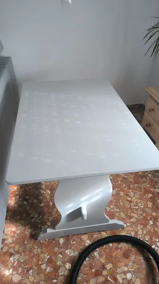 Mesa de comedor robusta de madera