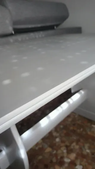 Mesa de comedor robusta de madera