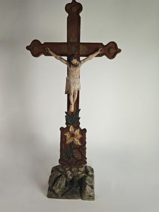 Crucifixo Esculpido à Mão em Madeira Antiga