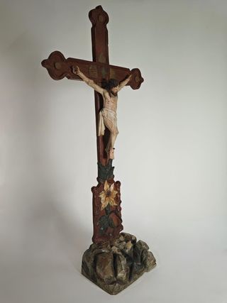 Crucifixo Esculpido à Mão em Madeira Antiga