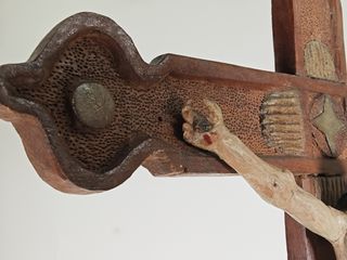 Crucifixo Esculpido à Mão em Madeira Antiga