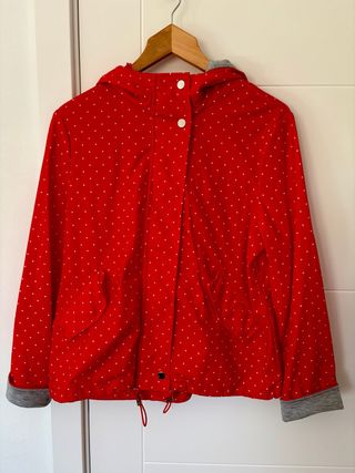 Chaqueta impermeable roja lunares blancos