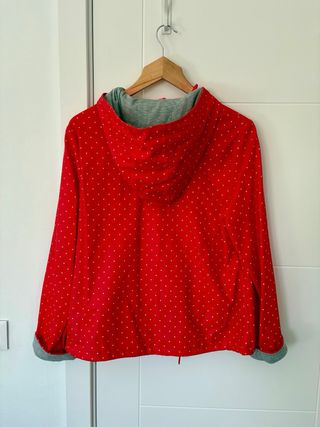 Chaqueta impermeable roja lunares blancos