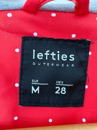 Chaqueta impermeable roja lunares blancos