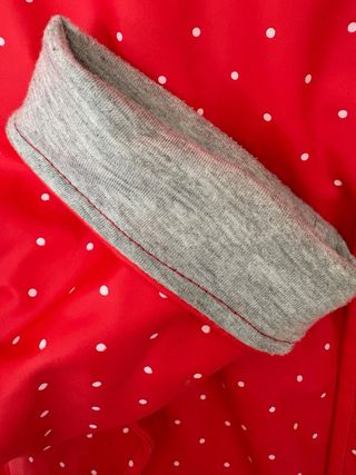 Chaqueta impermeable roja lunares blancos