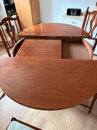 Mesa extensible de madera + 4 sillas