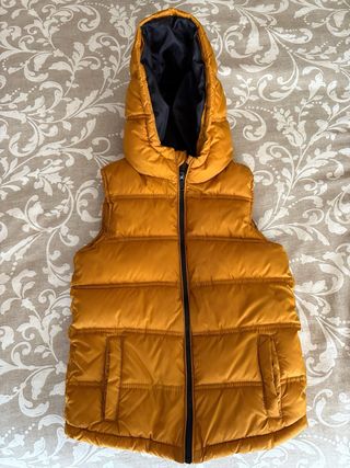 Chaleco acolchado tipo plumas mostaza. Talla 7/8