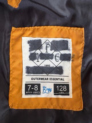 Chaleco acolchado tipo plumas mostaza. Talla 7/8