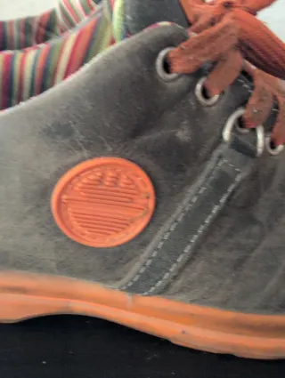 Zapatos de seguridad grises y naranjas