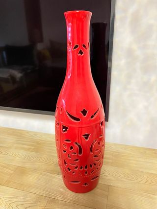 Jarrón rojo de cerámica calada