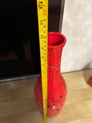 Jarrón rojo de cerámica calada