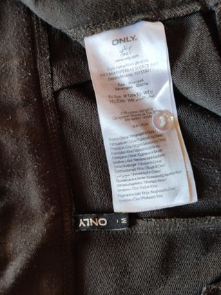 Pantalón corto Only gris aterciopelado