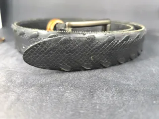 Cintura Cingomma Nera con Dettagli Arancioni