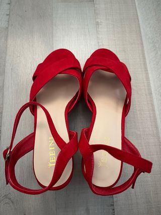 Zapatos Rojos con tacón. Nuevos. Talla 37