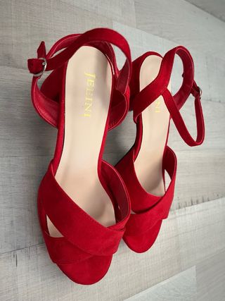 Zapatos Rojos con tacón. Nuevos. Talla 37