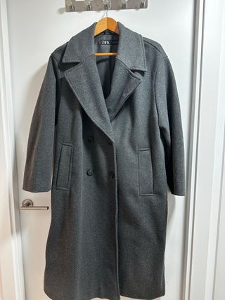 Abrigo oversize Zara gris oscuro