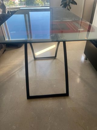 Mesa centro cristal diseño cabina telefónica