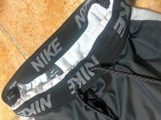 Pantalón deportivo Nike gris y negro
