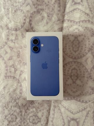 iPhone 16 azul.