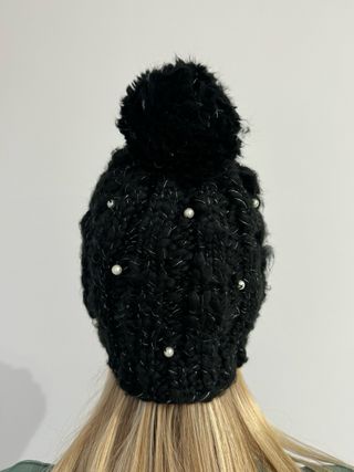 Gorro negro con perlas y pompón