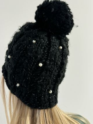 Gorro negro con perlas y pompón