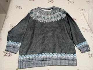 Jersey gris y azul con estampado nórdico