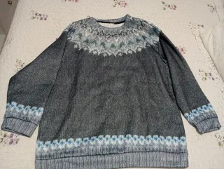 Jersey gris y azul con estampado nórdico