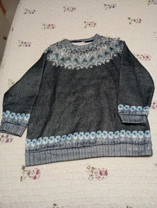 Jersey gris y azul con estampado nórdico