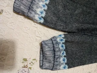 Jersey gris y azul con estampado nórdico