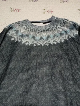 Jersey gris y azul con estampado nórdico