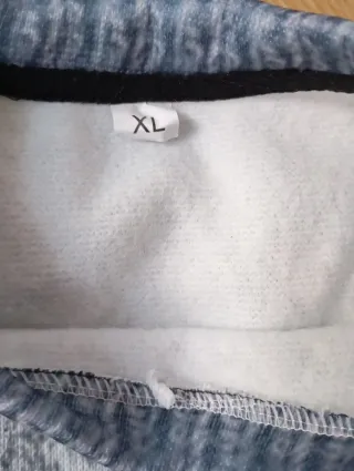 Jersey gris y azul con estampado nórdico