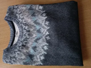 Jersey gris y azul con estampado nórdico