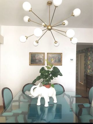 Mesa Comedor Cristal con base azul.