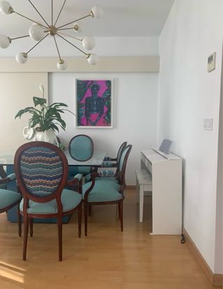 Mesa Comedor Cristal con base azul.