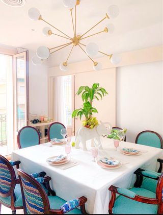Mesa Comedor Cristal con base azul.