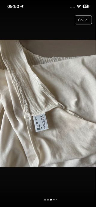 Top sin mangas beige y blanco